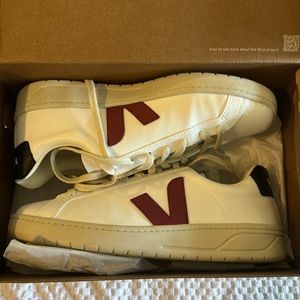 Veja URCA CWL white shoes with red logo and blue back